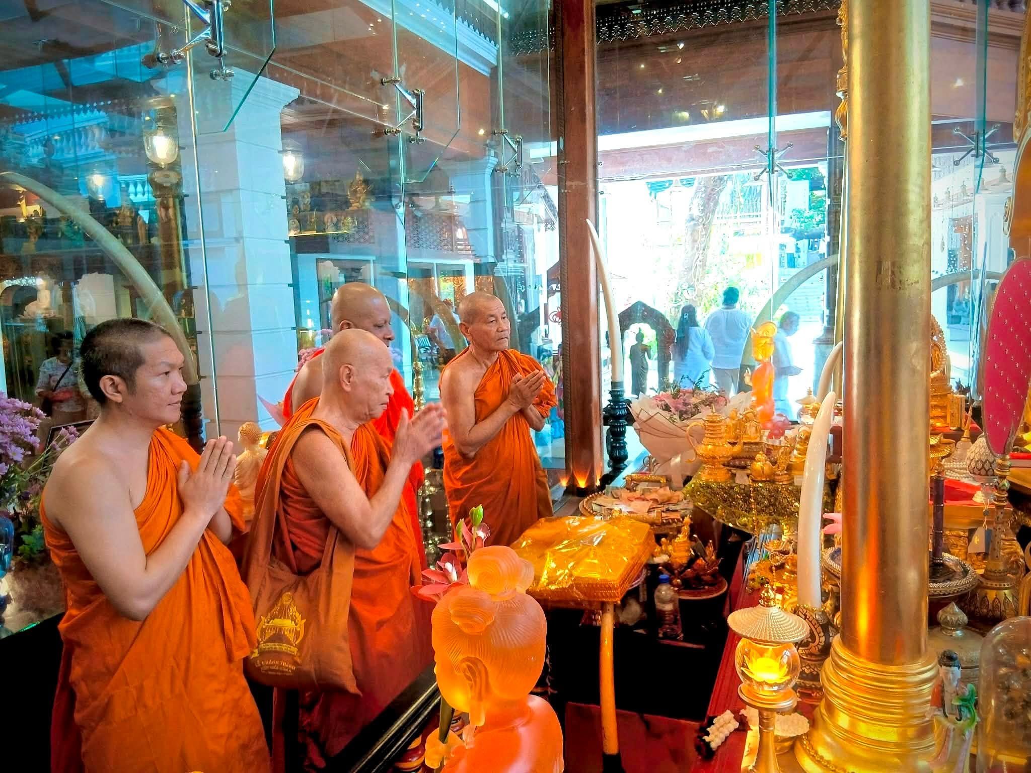 Phái Đoàn Chùa Linh Phú Chiêm Bái Gangaramaya Và Kelaniya Raja Maha Vihara Tại Sri Lanka